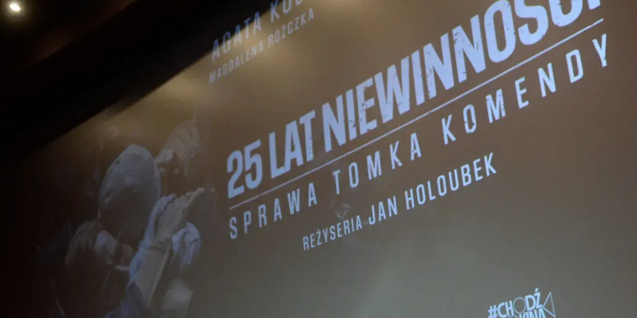 25 lat niewinności" - napis na ekranie kina, obok nazwiska reżysera Jana Holoubka.
