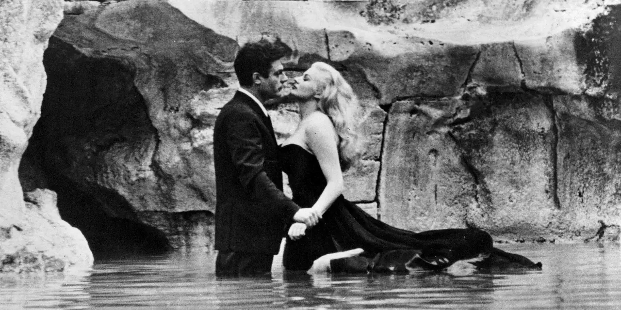 Para całuje się w wodzie, uosabiając la dolce vita.