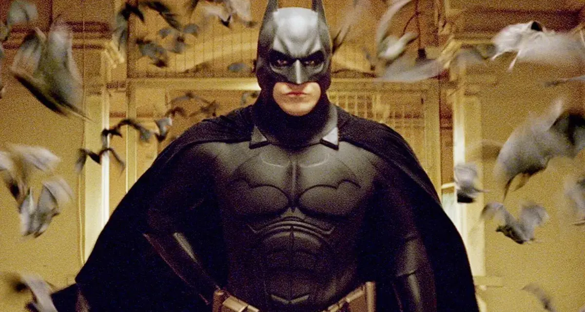 Christian Bale jako Batman, otoczony przez stado nietoperzy. To on wcielił się w mrocznego rycerza w filmie "Mroczny Rycerz".
