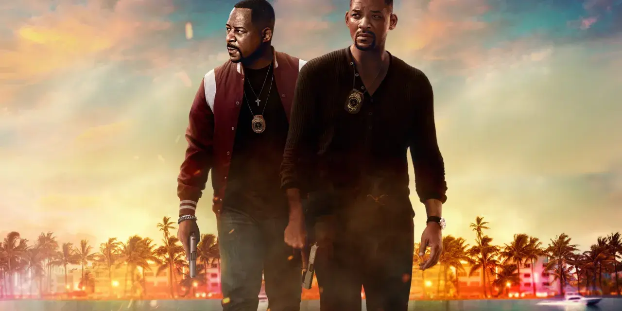 Will Smith i Martin Lawrence, gotowi do akcji, z pistoletami w dłoniach. To są bad boys for life, w Miami o zachodzie słońca.