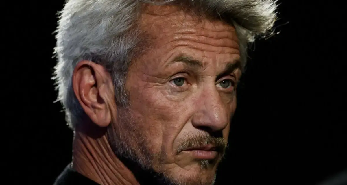 Sean Penn, z siwymi włosami i zmarszczkami, wygląda jakby zastanawiał się, kto jest najlepszym aktorem na świecie.