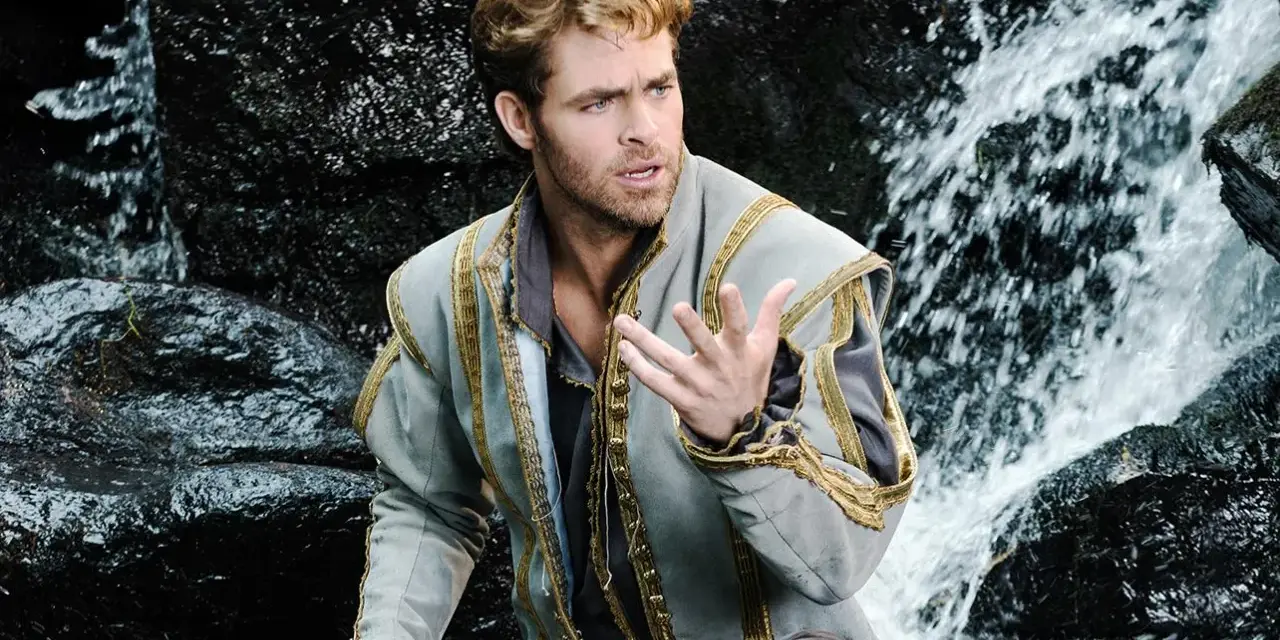 Chris Pine w historycznym stroju, siedzący przy wodospadzie. Jeden z jego filmów, który zapada w pamięć.