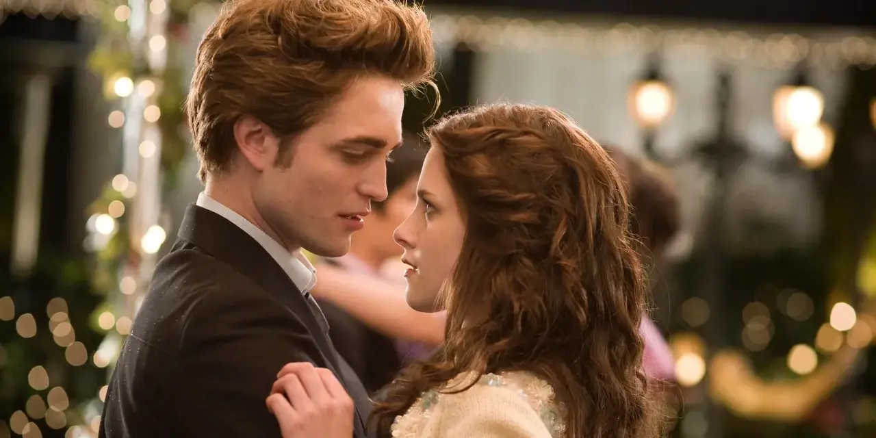 Kristen Stewart w filmach "Zmierzch" tańczy z Edwardem.