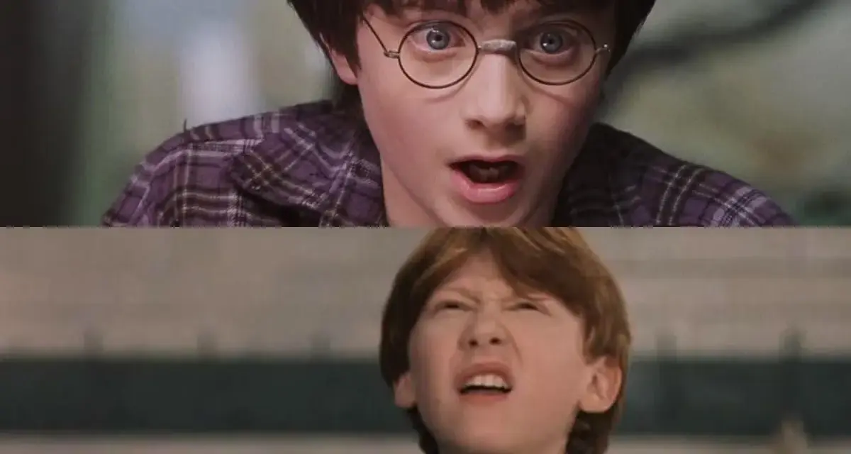 Harry Potter i Ron Weasley, dwaj młodzi bohaterowie, przeżywają chwile zaskoczenia.