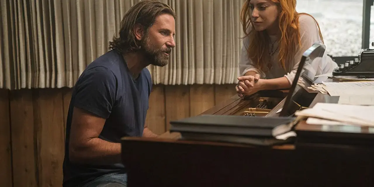 Bradley Cooper śpiewał w filmie "Narodziny gwiazdy", grając na pianinie z Lady Gagą.
