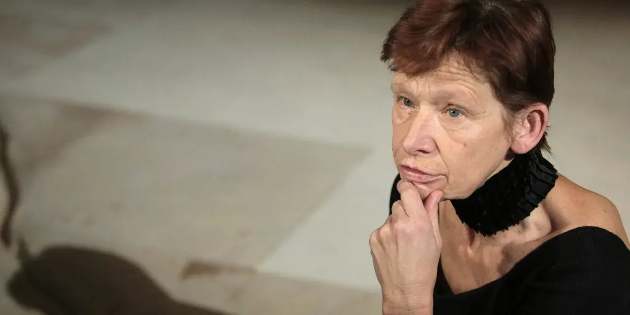 Jadwiga Jankowska Cieślak zamyślona, z dłonią podpartą na brodzie.