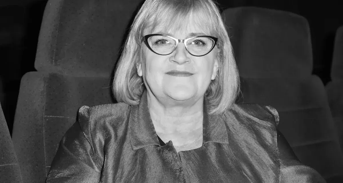 Marzena Kipiel w eleganckiej marynarce, siedząca w kinowym fotelu, emanuje spokojem i pewnością siebie. Jej spojrzenie sugeruje głębokie zanurzenie w sztuce.