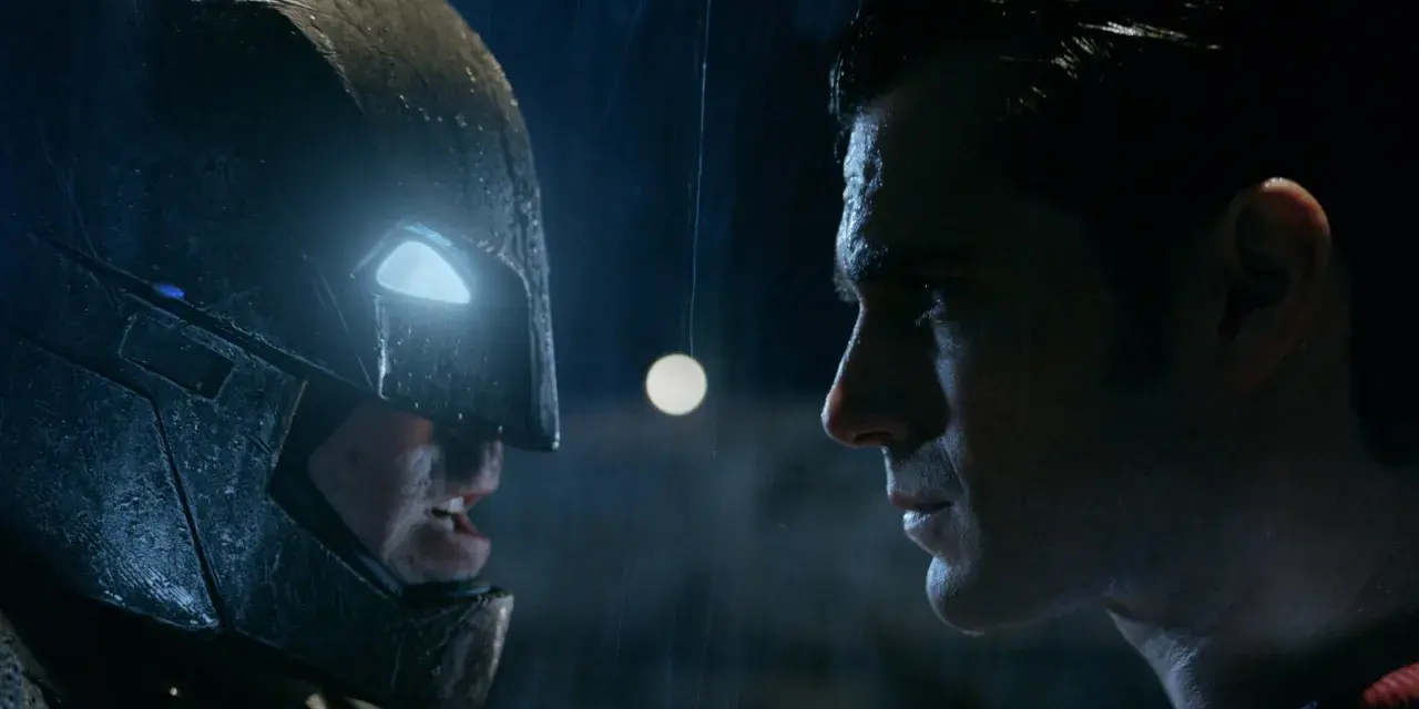 Batman w zbroi i Superman w deszczu, twarz w twarz. Napięcie przed walką Batman vs Superman.