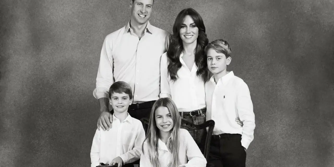 Uśmiechnięci William i Kate z dziećmi, ubranymi na biało, pozują do rodzinnego portretu.
