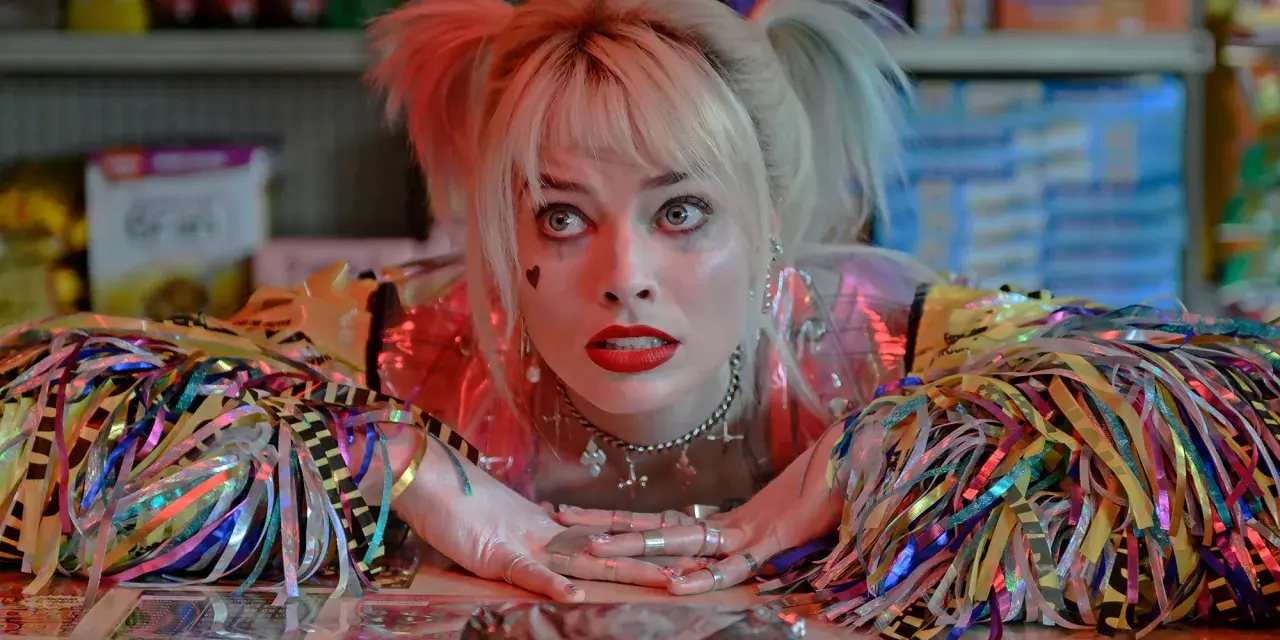 Harley Quinn z filmu "Ptaki Nocy" z błyszczącymi wstążkami i makijażem.