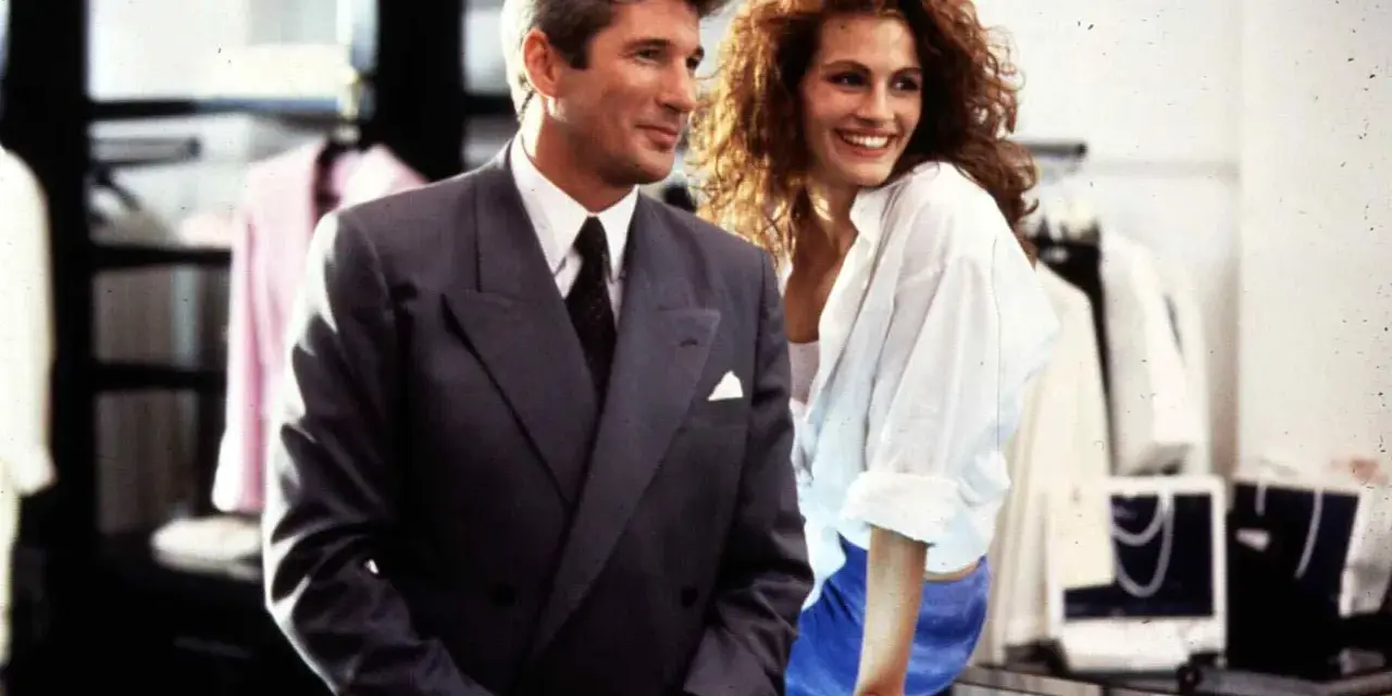 Elegancki mężczyzna w garniturze i uśmiechnięta, pretty woman w białej koszuli, stoją obok siebie w sklepie.