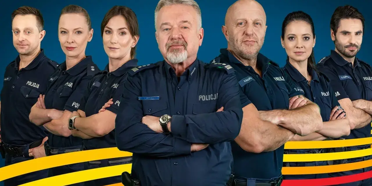 Policjantki i policjanci obsada serialu "Policjanci". Grupa funkcjonariuszy w mundurach stoi na tle niebieskiego tła z żółto-czerwonymi pasami.