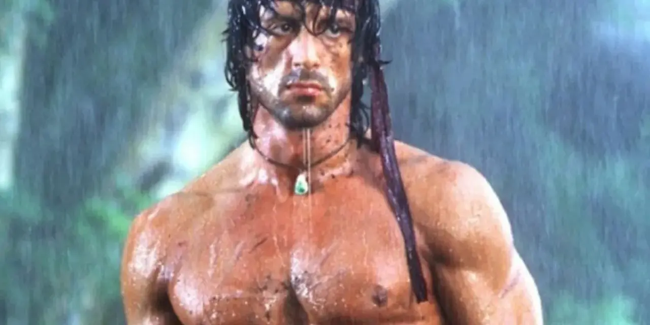 Sylvester Stallone jako Rambo w deszczu. W jakich filmach grał Sylvester Stallone? Wiele ikonicznych ról!