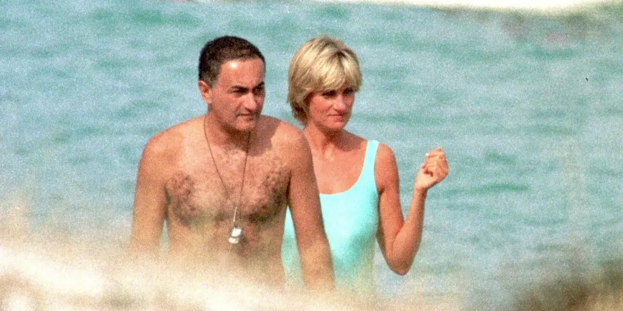 Dodi Al Fayed i księżna Diana w wodzie, w tle łódź.
