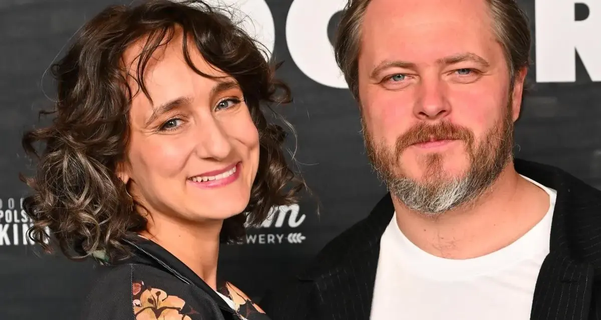 Kamila Kuboth Schuchardt uśmiecha się obok mężczyzny z brodą.