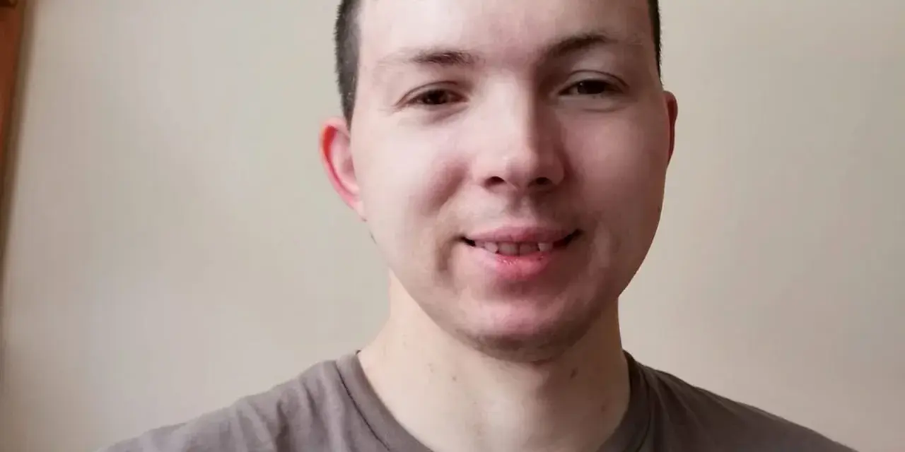 Uśmiechnięty Jaruś, jeden z tych chłopaki do wzięcia, pozuje do selfie.