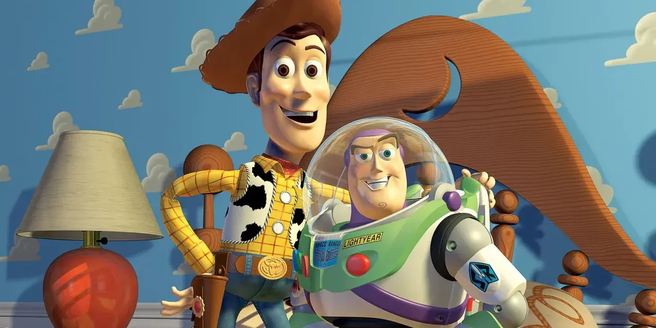 Woody i Buzz Lightyear, bohaterowie bajek z dzieciństwa, pozują na tle niebieskiej ściany z chmurkami.