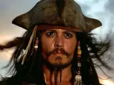 Kapitan Jack Sparrow w swoim charakterystycznym kapeluszu i z koralikami we włosach, gotowy na kolejną morską przygodę.