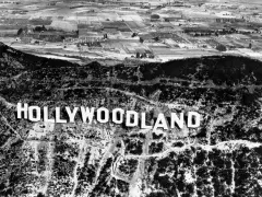 Widok na napis "HOLLYWOODLAND" na wzgórzu, świadectwo początków Hollywood.