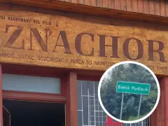 Znak "Znachor" i tablica z napisem "Bielsk Podlaski" przypominają, gdzie leżą Radoliszki, miejsca związane z filmem.
