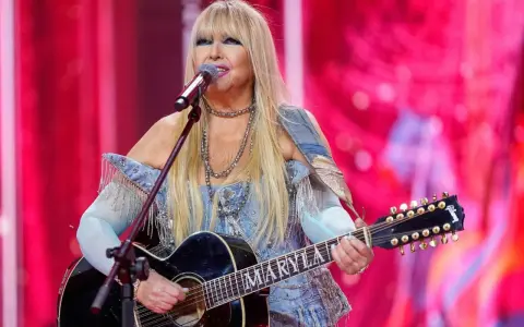 Maryla Rodowicz, ile lat ma ta ikona polskiej sceny, śpiewa z gitarą na koncercie.