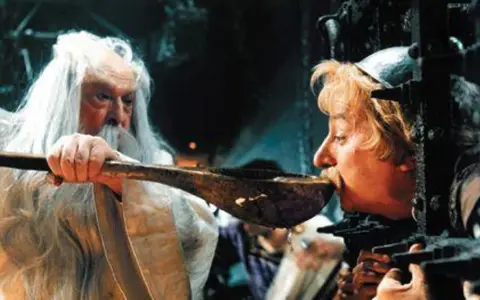 W drucie "Asterix i Obelix kontra Cezar" druid podaje magiczny napój Obelixowi, który jest uwięziony.