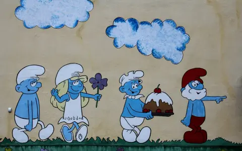 Smerfy z imionami: Papa Smerf wskazuje drogę, a kucharz niesie tort. Obok Smerfetka z kwiatkiem.
