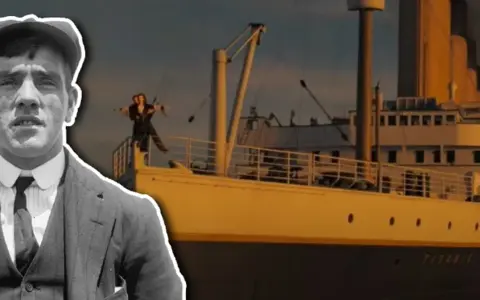 Młody mężczyzna w czapce i garniturze obok sceny z filmu Titanic, gdzie para stoi na dziobie statku.