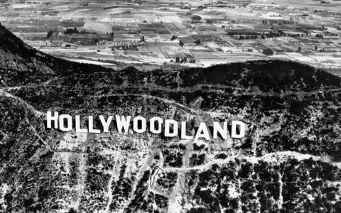 Widok na napis "HOLLYWOODLAND" na wzgórzu, świadectwo początków Hollywood.