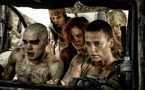 Furiosa i jej towarzysze w drodze gniewu, gotowi na walkę. Mad Max na drodze gniewu.