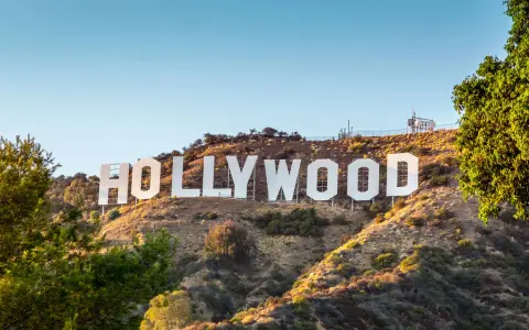 Słynny napis HOLLYWOOD na wzgórzu. To symbol marzeń, sławy i tego, co to znaczy Hollywood – miejsca, gdzie rodzą się historie.