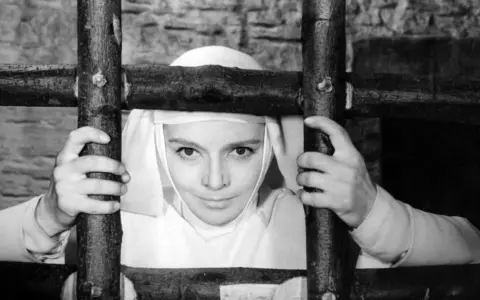 Młoda zakonnica za kratami, scena z jednego z klasycznych, **starych polskich filmów**.