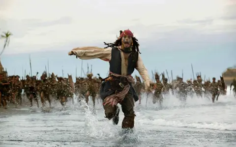 Jack Sparrow ucieka przed armią w wodzie. Czy uda mu się zdobyć skrzynię umarlaka?