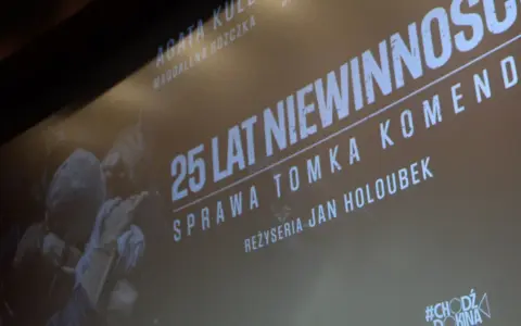 25 lat niewinności" - napis na ekranie kina, obok nazwiska reżysera Jana Holoubka.