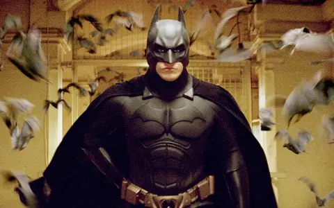 Christian Bale jako Batman, otoczony przez stado nietoperzy. To on wcielił się w mrocznego rycerza w filmie "Mroczny Rycerz".