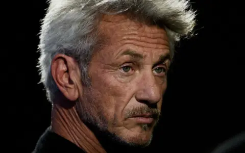 Sean Penn, z siwymi włosami i zmarszczkami, wygląda jakby zastanawiał się, kto jest najlepszym aktorem na świecie.