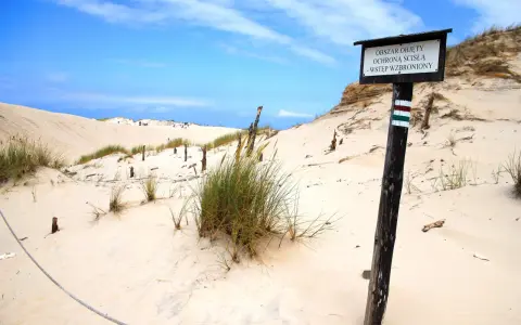 Plaża z wydmami i znakiem "Obszar objęty ścisłą ochroną". Może to miejsce, gdzie kręcono Seks-misję, z charakterystycznymi, surowymi krajobrazami.