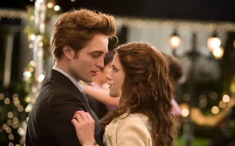 Kristen Stewart w filmach "Zmierzch" tańczy z Edwardem.