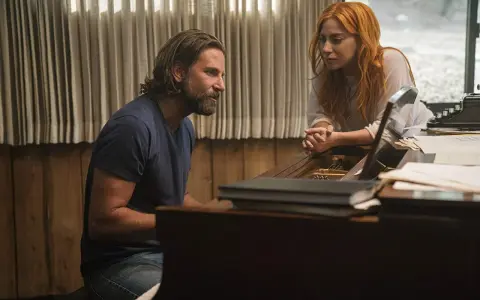 Bradley Cooper śpiewał w filmie "Narodziny gwiazdy", grając na pianinie z Lady Gagą.