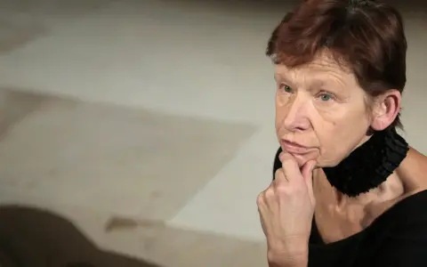 Jadwiga Jankowska Cieślak zamyślona, z dłonią podpartą na brodzie.