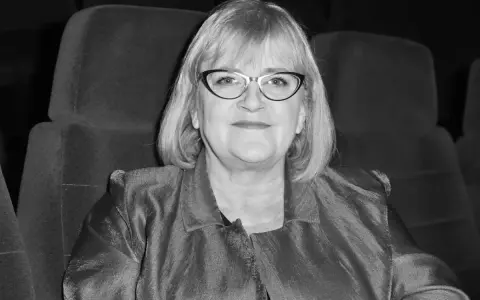 Marzena Kipiel w eleganckiej marynarce, siedząca w kinowym fotelu, emanuje spokojem i pewnością siebie. Jej spojrzenie sugeruje głębokie zanurzenie w sztuce.