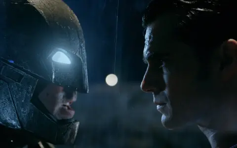 Batman w zbroi i Superman w deszczu, twarz w twarz. Napięcie przed walką Batman vs Superman.