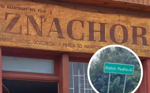 Znak "Znachor" i tablica z napisem "Bielsk Podlaski" przypominają, gdzie leżą Radoliszki, miejsca związane z filmem.