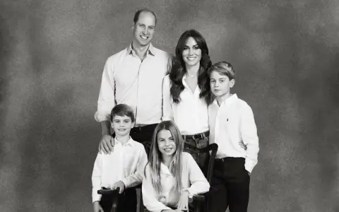 Uśmiechnięci William i Kate z dziećmi, ubranymi na biało, pozują do rodzinnego portretu.