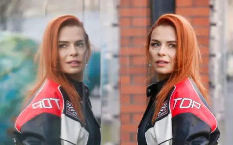 Natasza Urbańska w kurtce z napisem "TOP". Jej wiek to tajemnica, ale styl mówi wszystko.