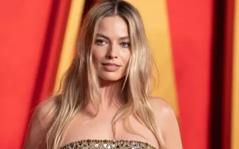 Margot Robbie w olśniewającej kreacji, marząca o swoich przyszłych dzieciach.