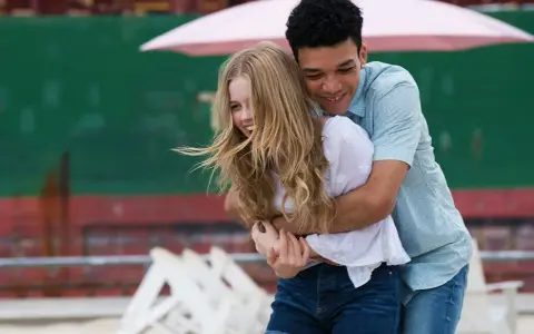 Filmy o zakochanych nastolatkach, które poruszają serce i emocje