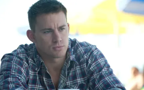 Channing Tatum w flanelowej koszuli, jak z jednego z jego filmów.