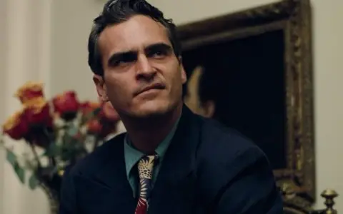 Joaquin Phoenix: historia blizny na wardze zajęczej i jej wpływ na karierę