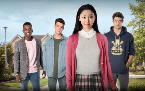 Lara Jean i jej czwórka adoratorów, w tym Peter Kavinsky, w tle przedmieść. Historia dla wszystkich chłopców których kochałam.